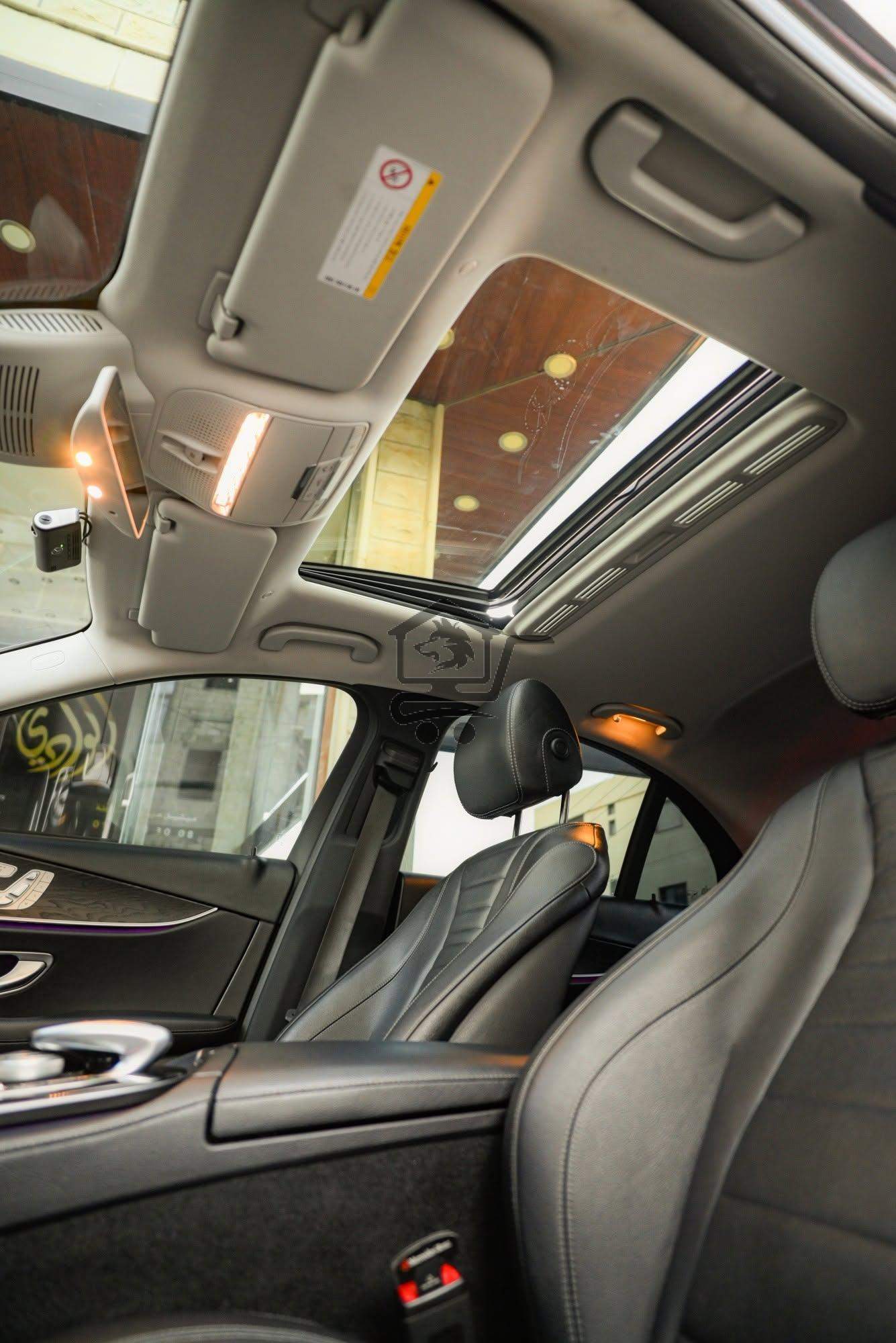 Mercedes-Benz E200 - الصورة 7