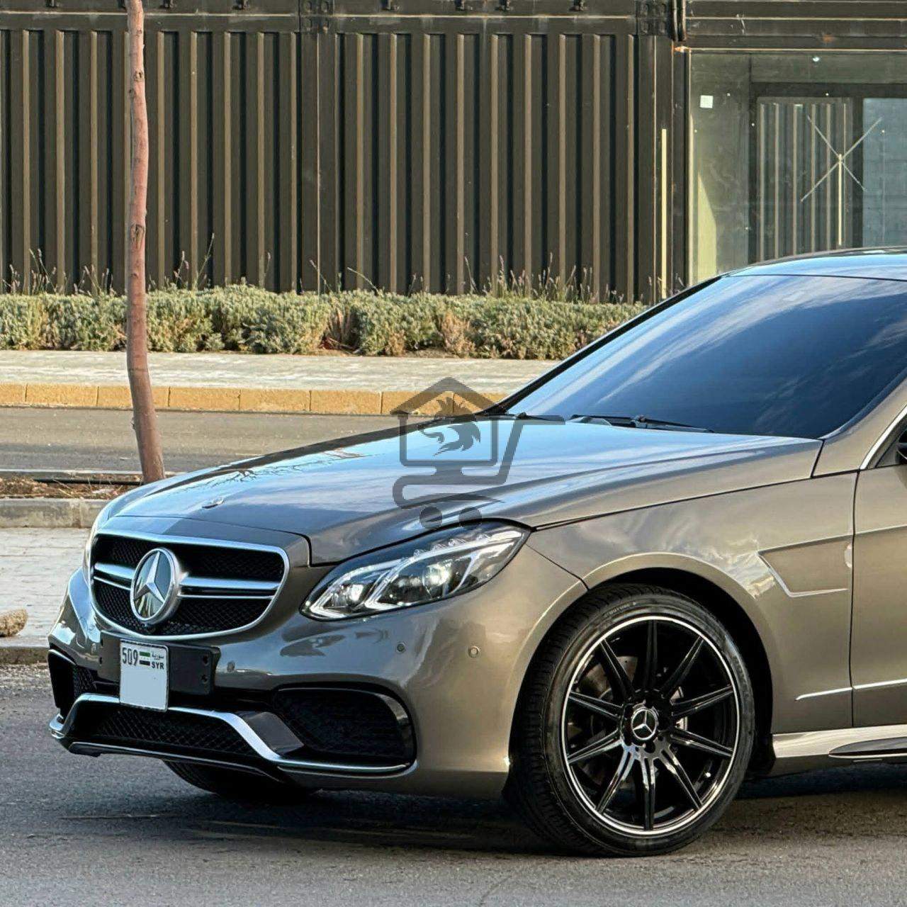 MERCEDES BENZ E300 4Matic - الصورة 4