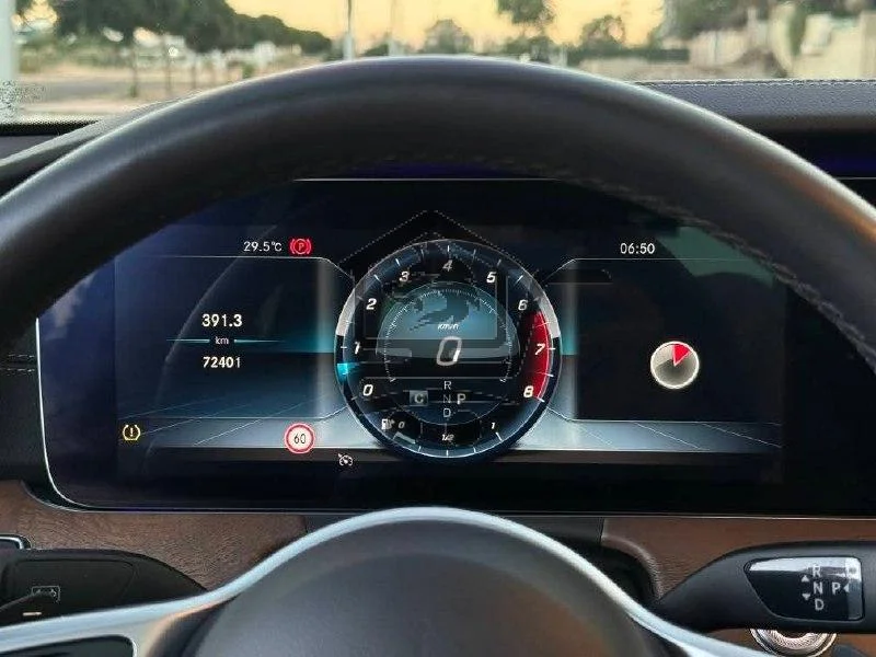 MERCEDES BENZ E300 - الصورة 7