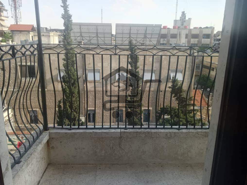 شقة بمساحة جيدة - الصورة 2