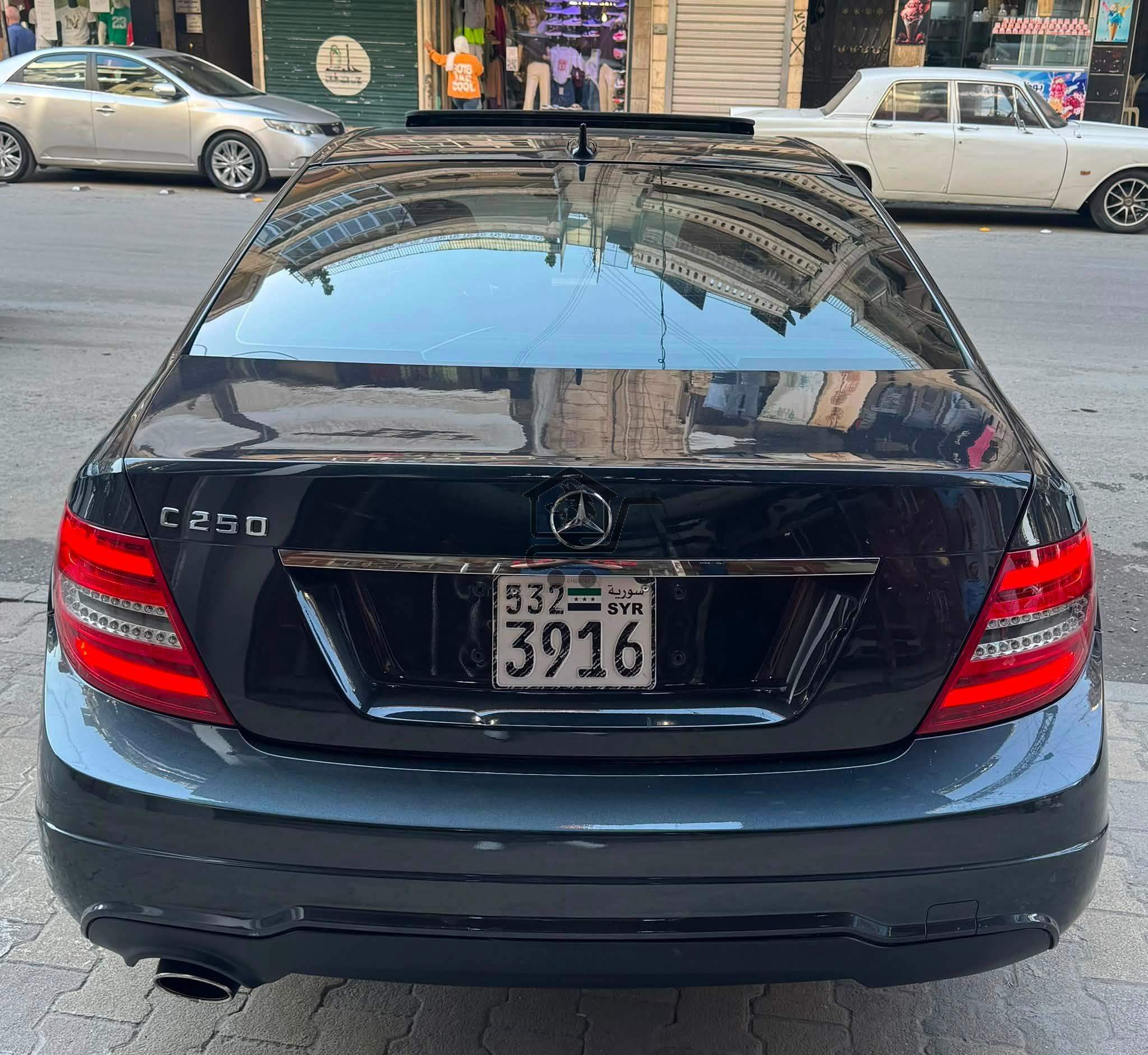 Mercedes-Benz C250 2012 - الصورة 2