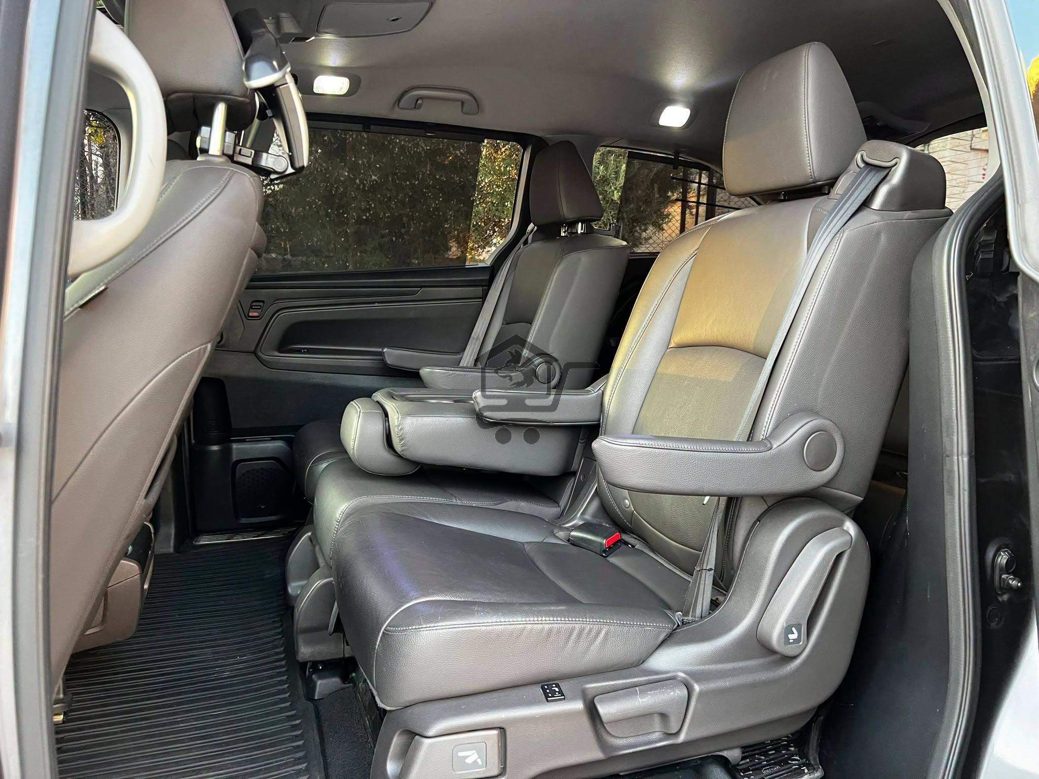 Honda Odyssey Touring - الصورة 9