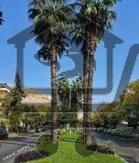 شقة بمساحة واسعة وموقع مميز