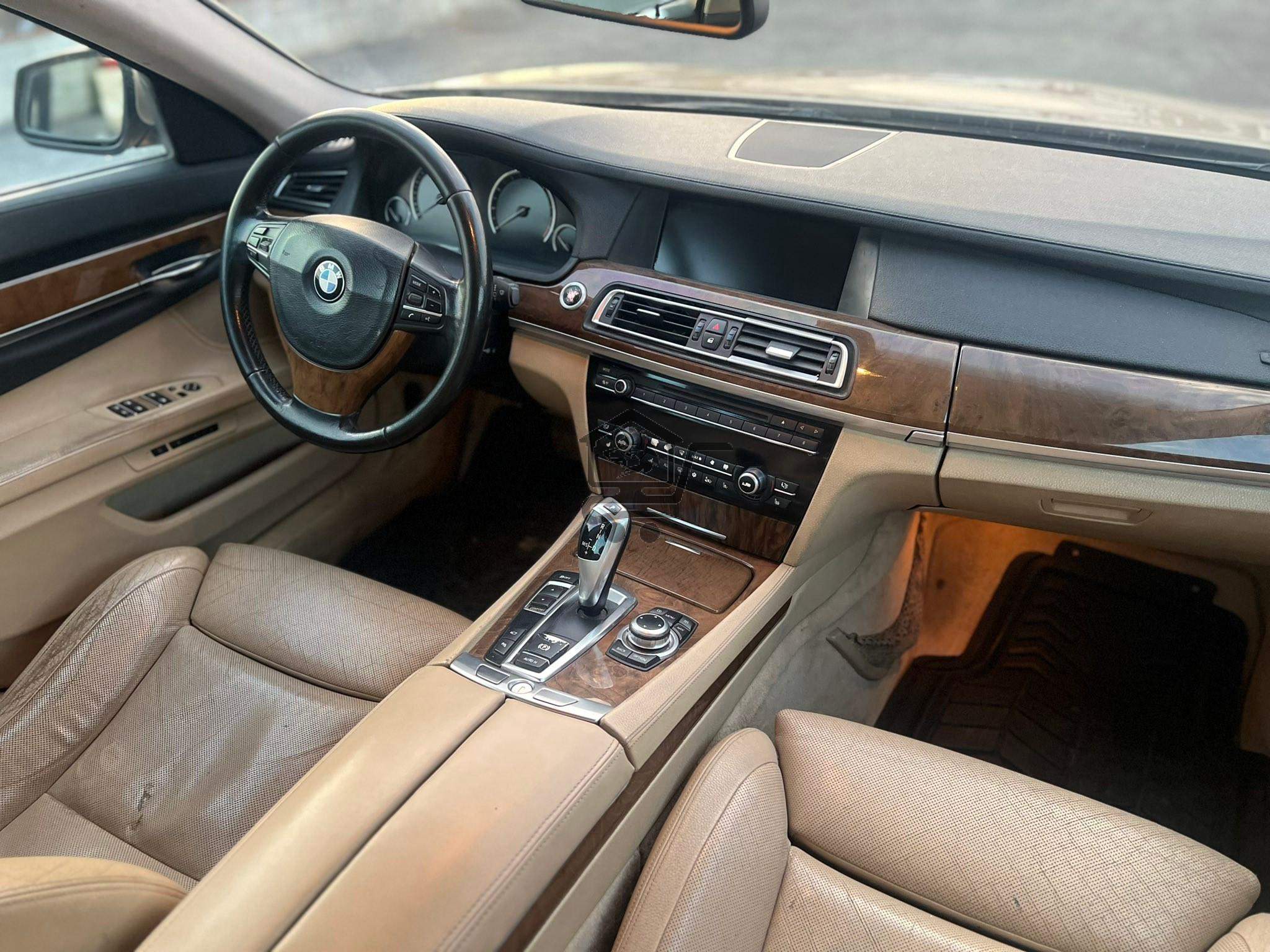 BMW 740i 2012 - الصورة 7