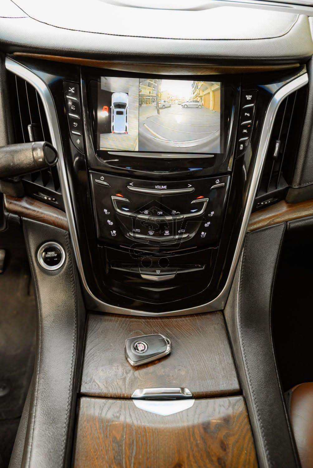 Cadillac Escalade ESV - الصورة 9