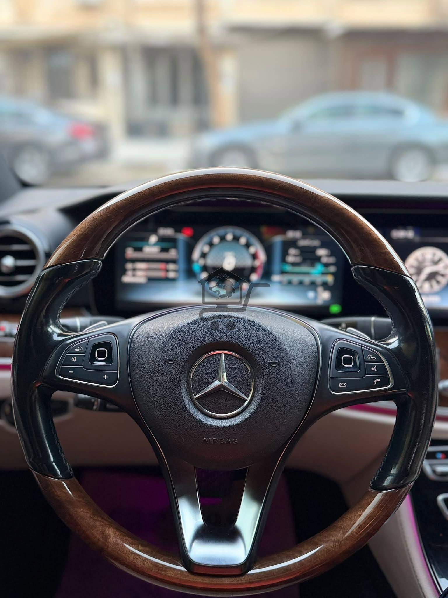 Mercedes-Benz E300 AMG - الصورة 7