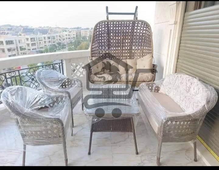 طاولة +كراسي - الصورة 1