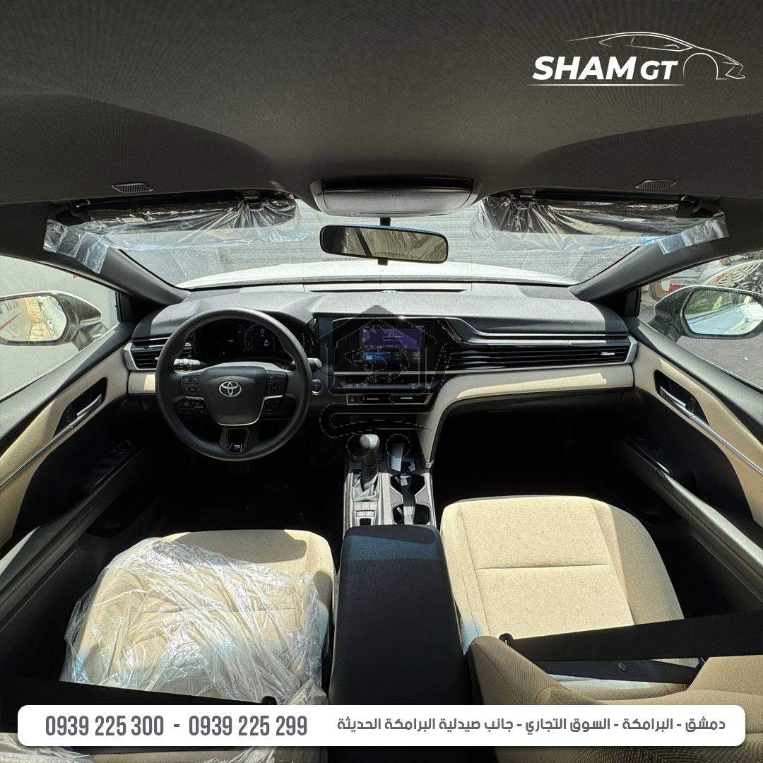 Toyota Camry Hybrid E - الصورة 6