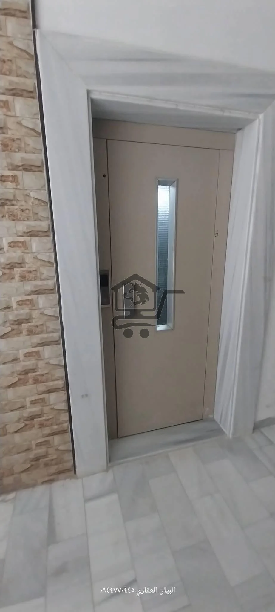 شقة مع تراس وسطح بكسوة عصرية - الصورة 2