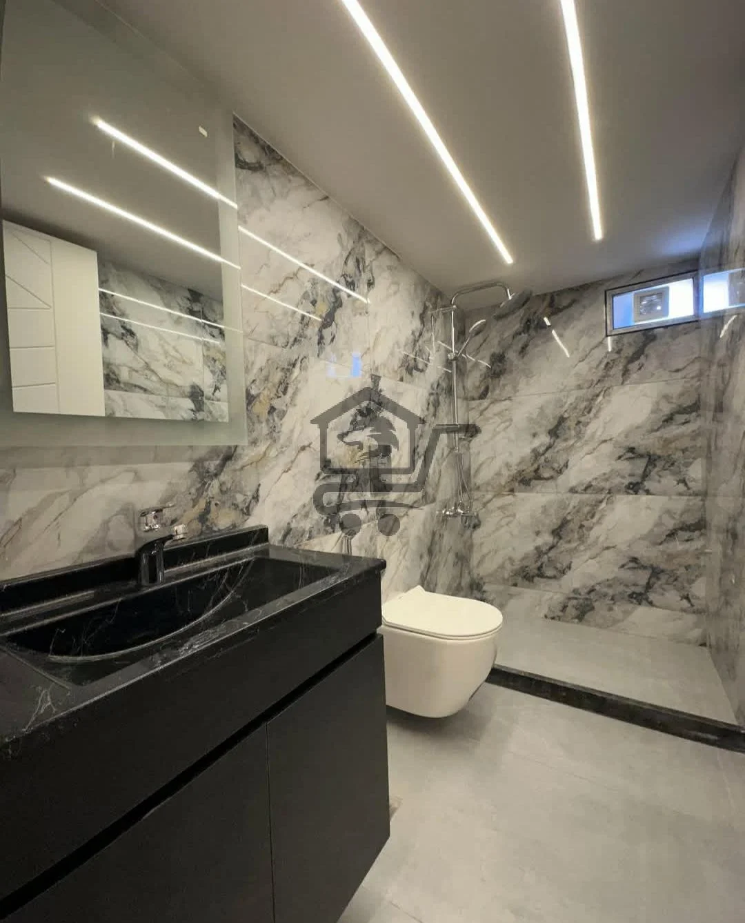 منزل فاخر بموقع استراتيجي للبيع - الصورة 3