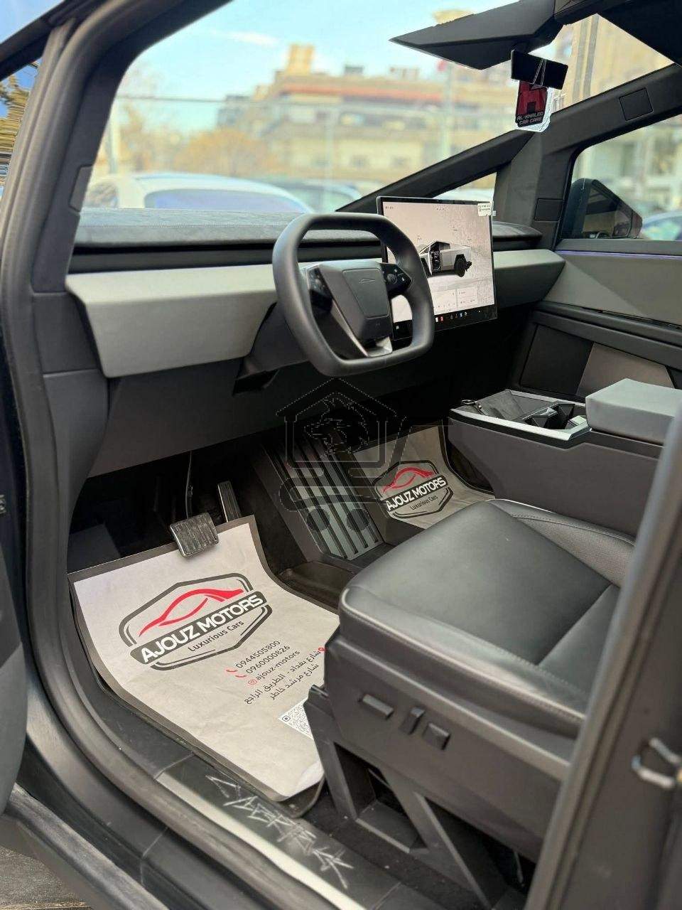 Tesla Cybertruck 2024 - الصورة 8