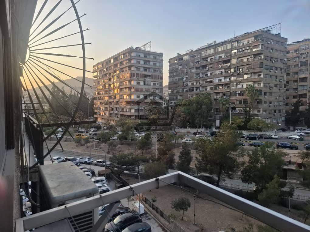 منزل للبيع بموقع مميز - الصورة 1