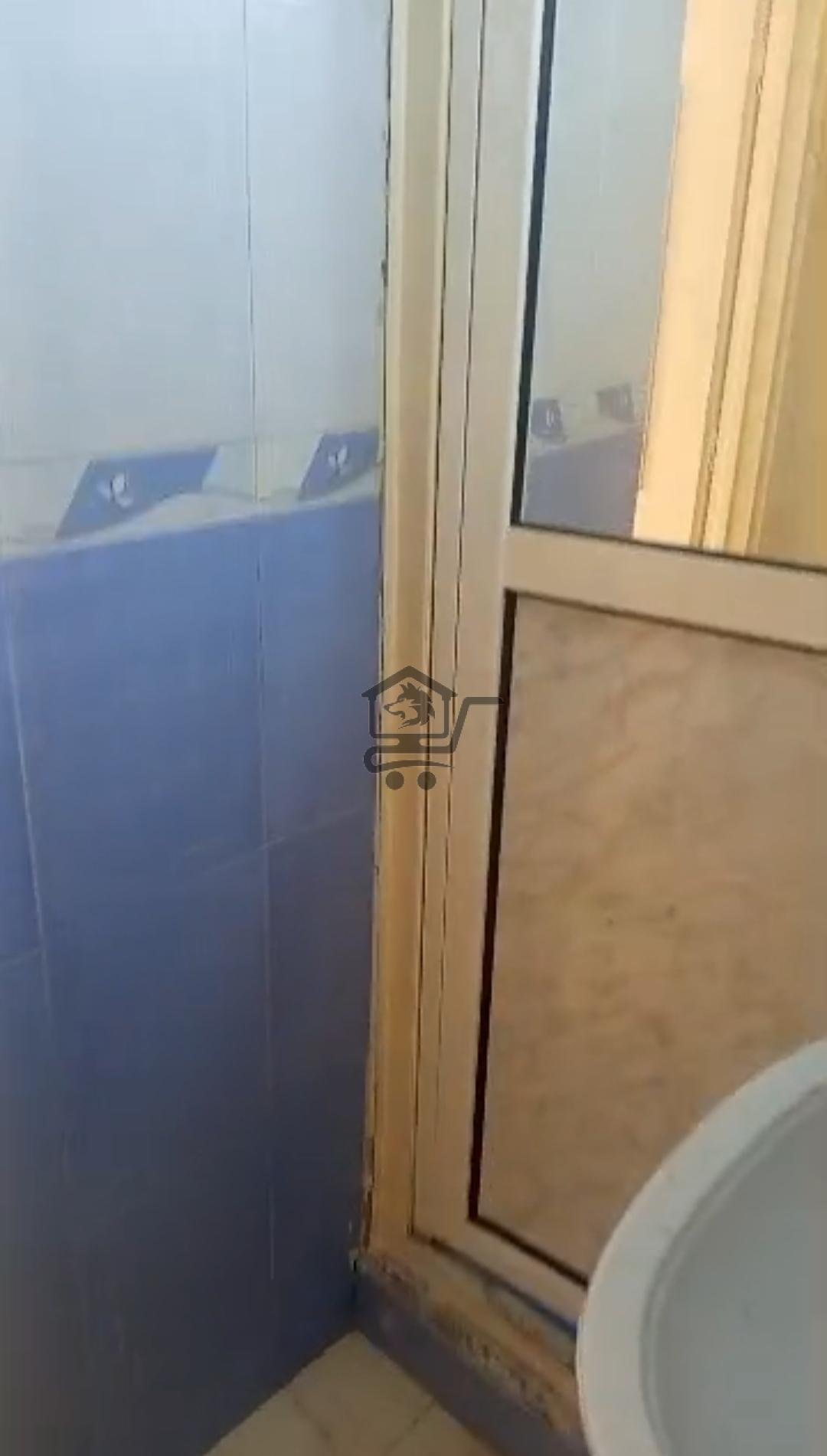 شقة بموقع خدمي - الصورة 4