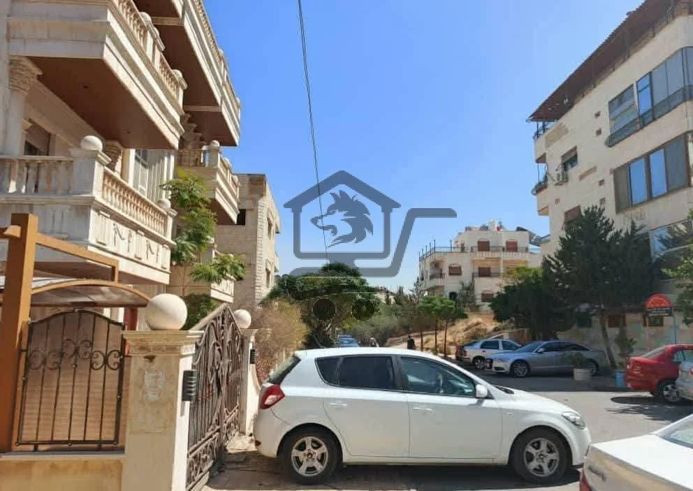 للبيع بيت بضاحيه قدسيا مقابل السوق التجاري