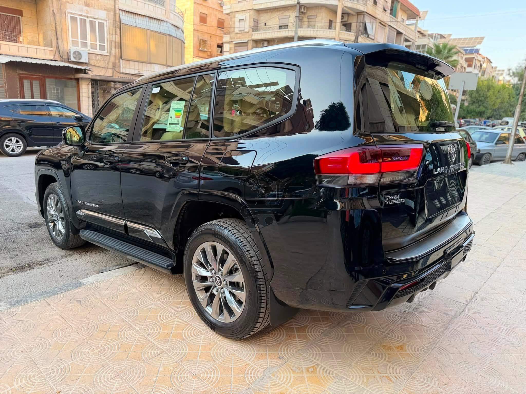 Toyota Land Cruiser GXR - الصورة 4