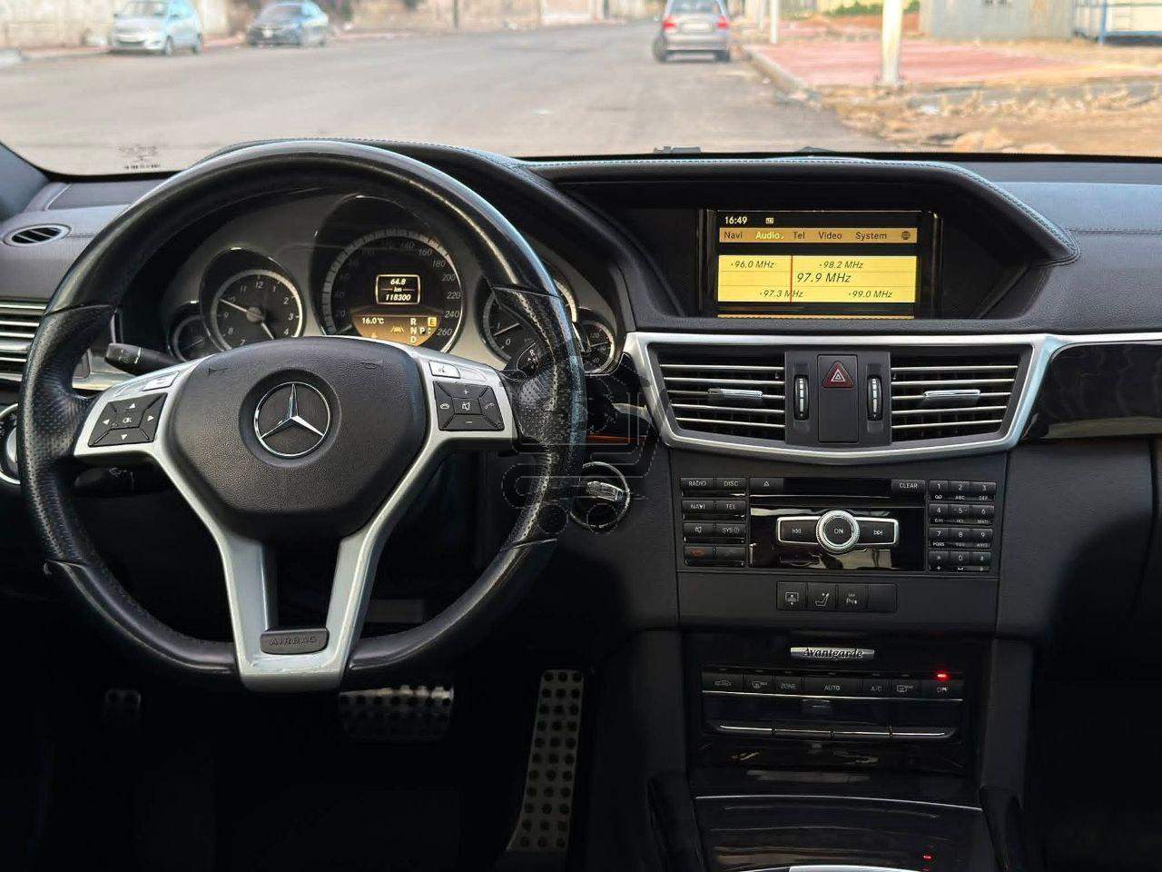 MERCEDES BENZ E300 4Matic - الصورة 7