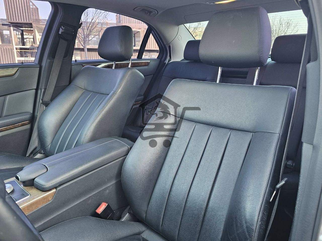 MERCEDES BENZ E300 - الصورة 5