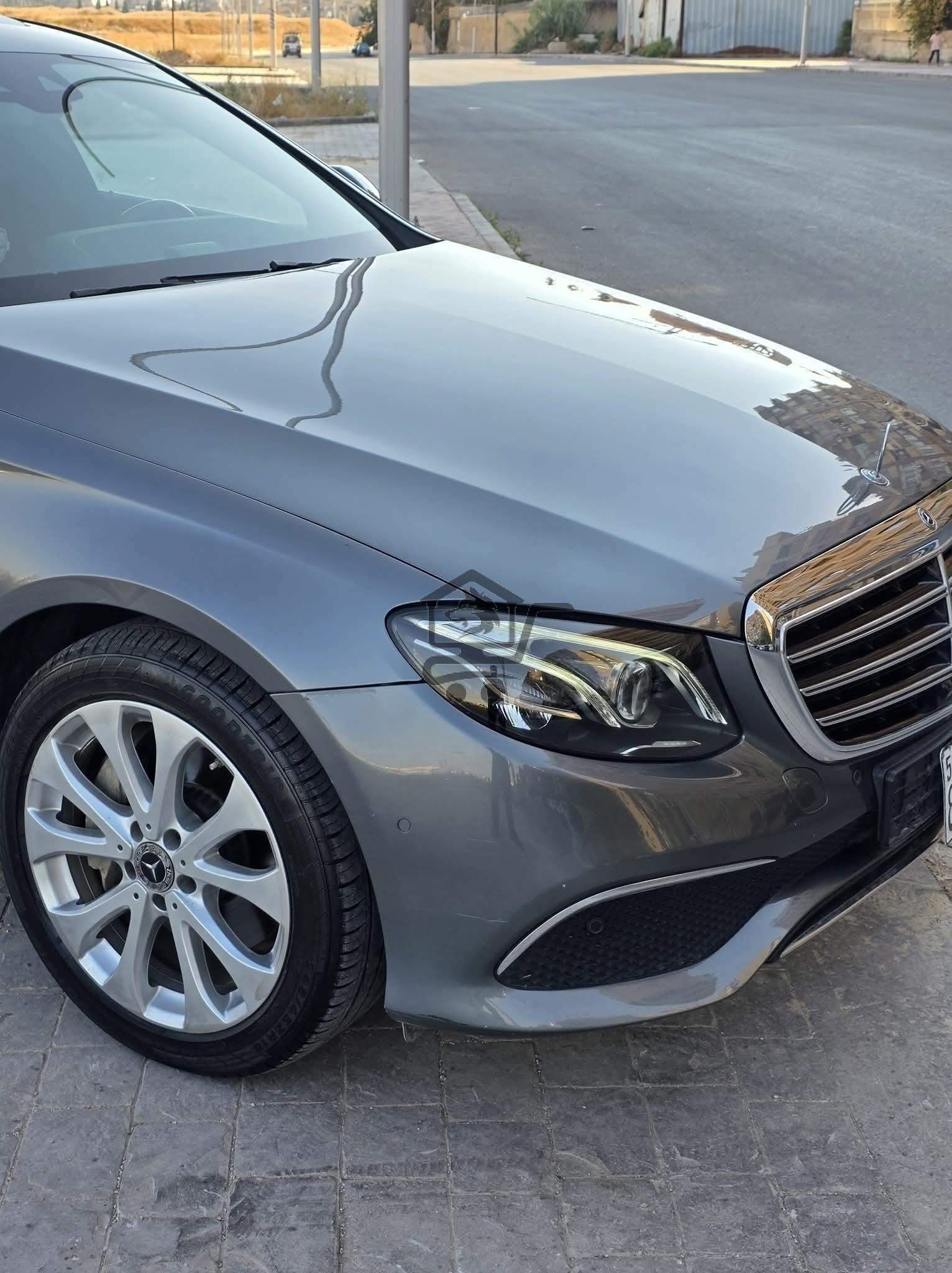 Mercedes Benz E300 - الصورة 7