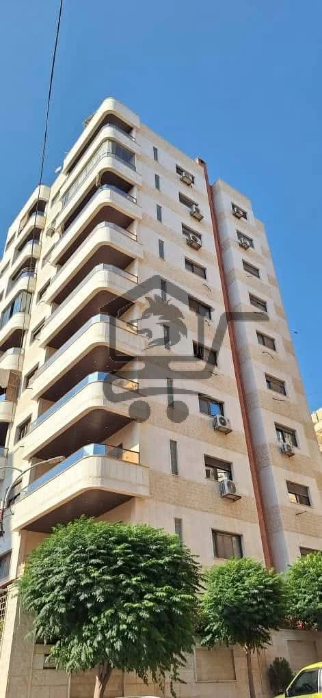 شقة ثلاث غرف وصالون بدون عفش