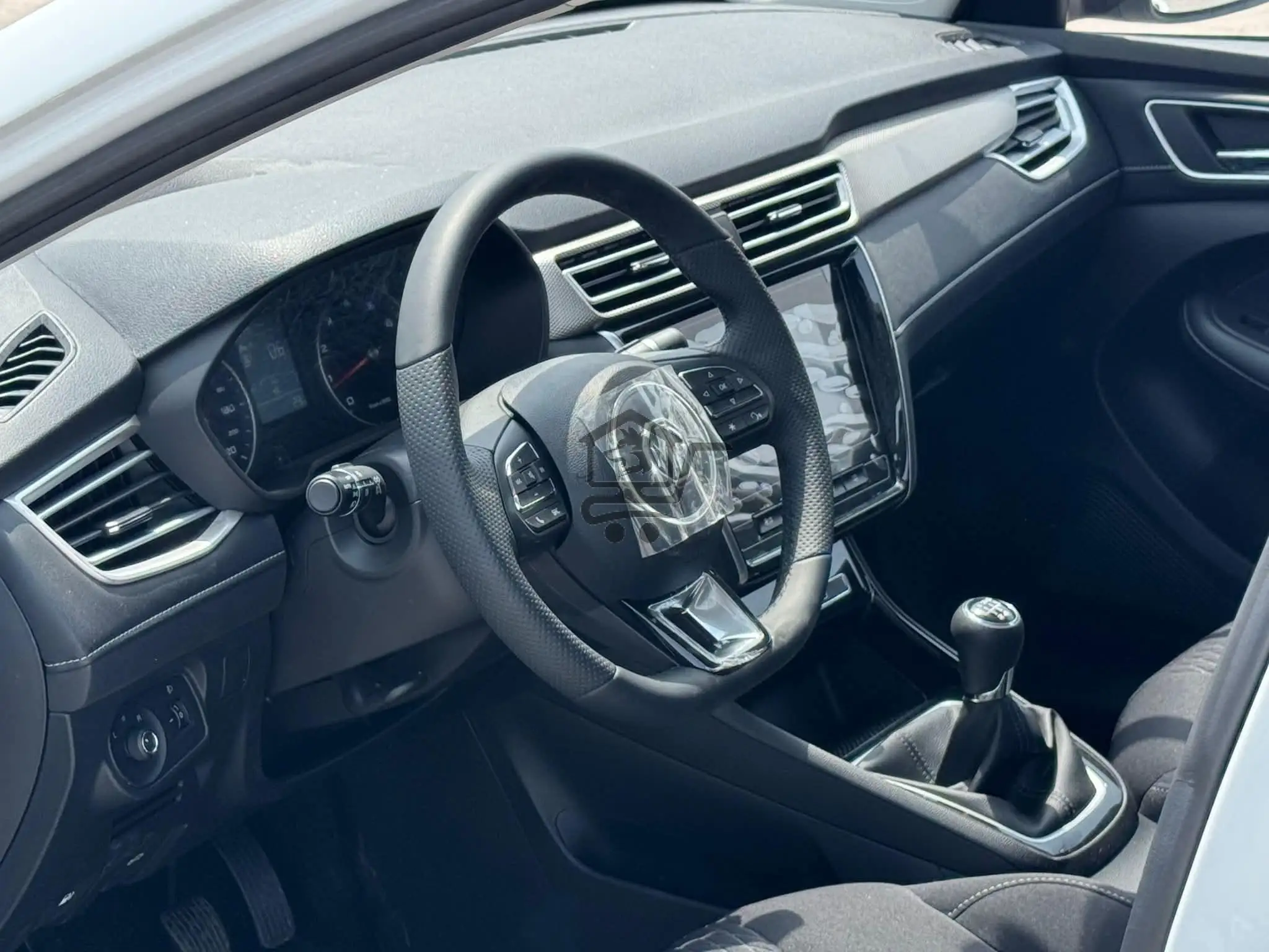 معرض سيارات - الصورة 2