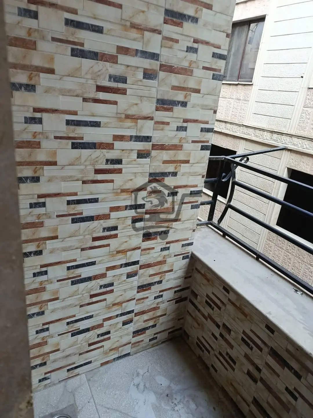 شقة بدون فرش بكسوة جيدة - الصورة 8