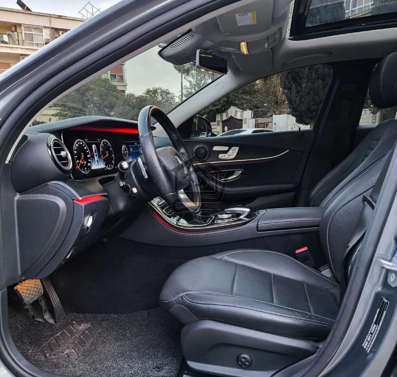 Mercedes-Benz E300 - الصورة 5