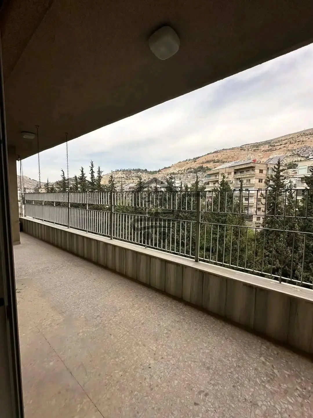 شقة ثلاث غرف بأفضل موقع - الصورة 2