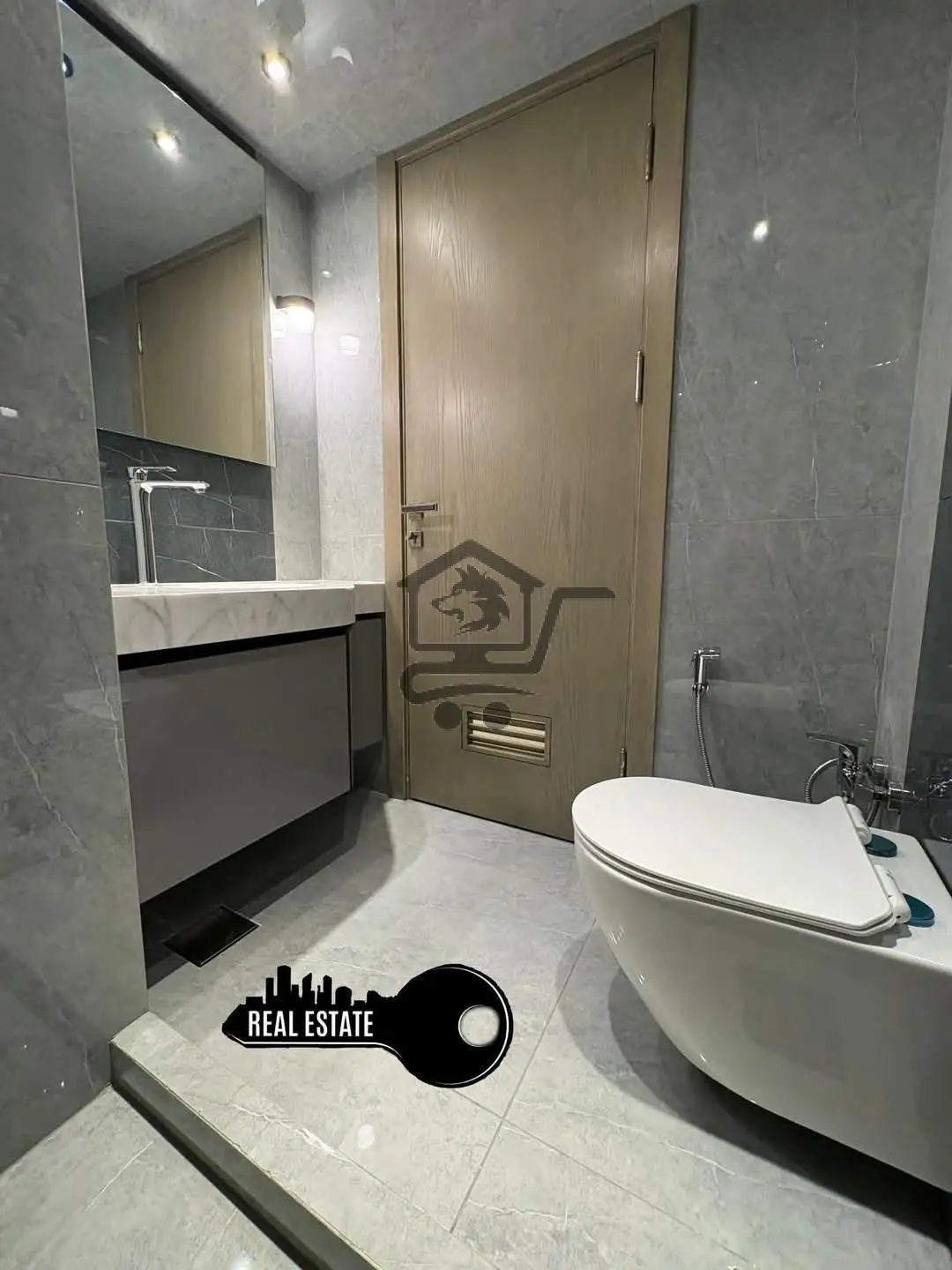 بيت فاخر بموقع هادئ وقريب من الخدمات - الصورة 3