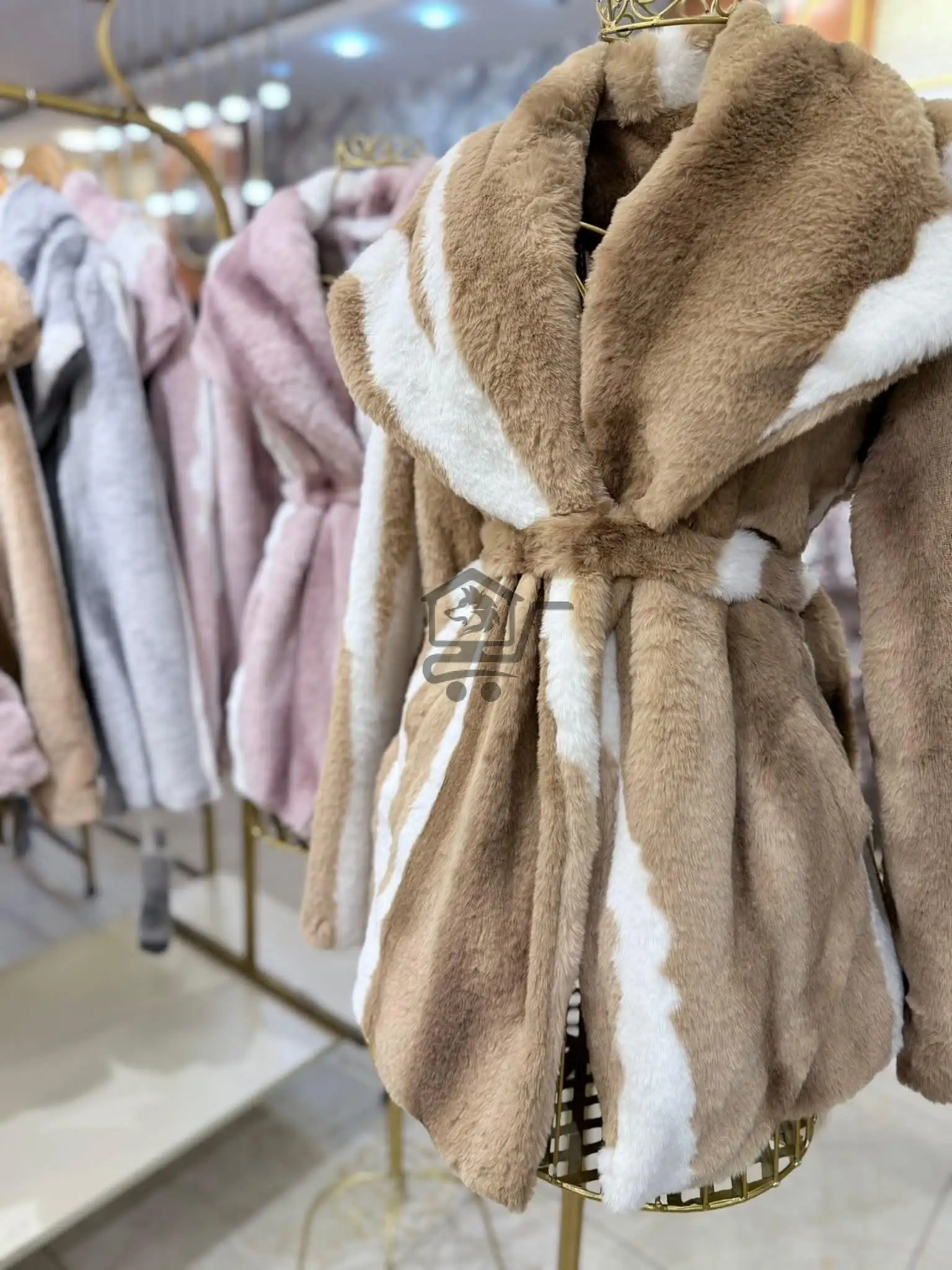 جاكيت فرو ملكي - الصورة 2