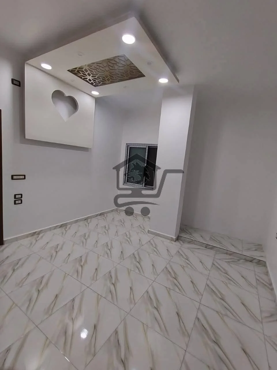 شقة ثلاث غرف مكسية بدون عفش - الصورة 1