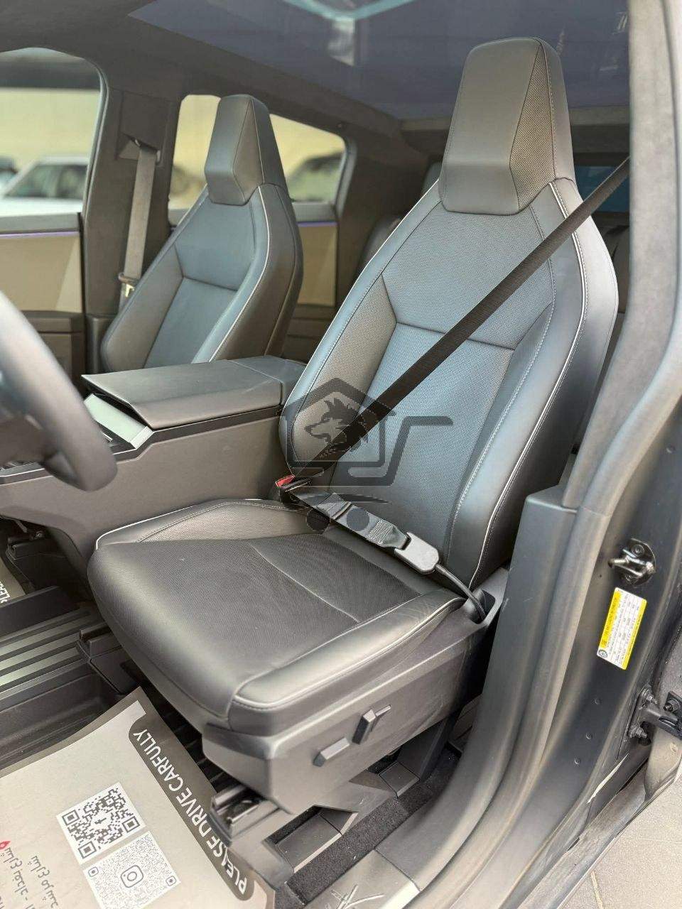 Tesla Cybertruck 2024 - الصورة 7