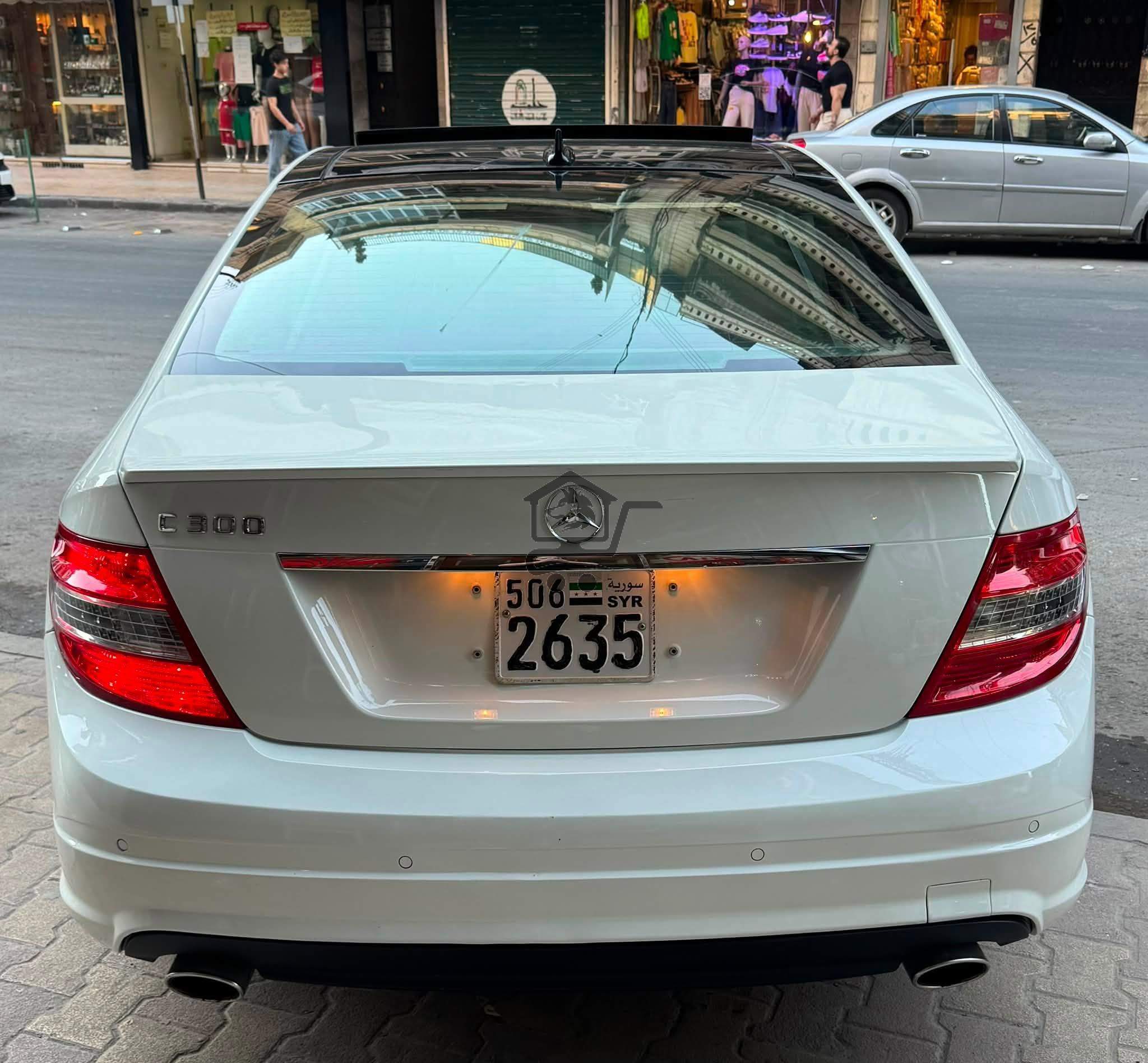 Mercedes-Benz C300 2011 - الصورة 2