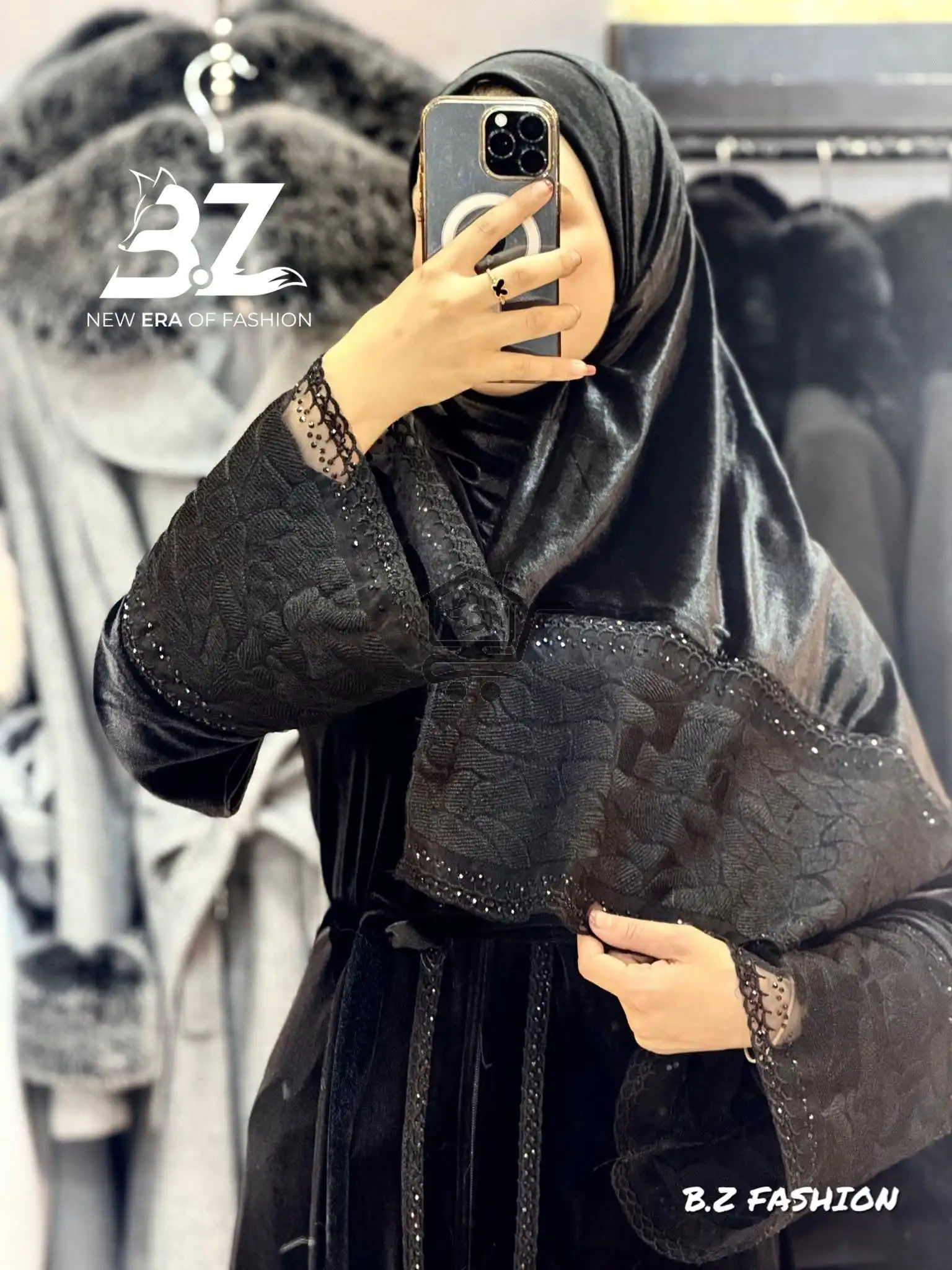 عباية مخمل مطرزة - الصورة 3