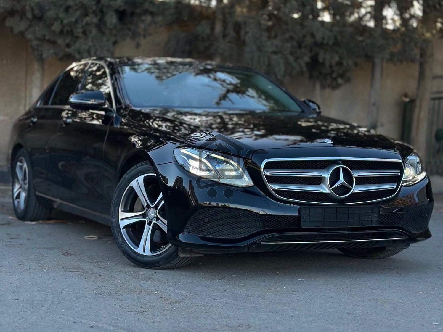 Mercedes-Benz E300 4Matic - الصورة 1