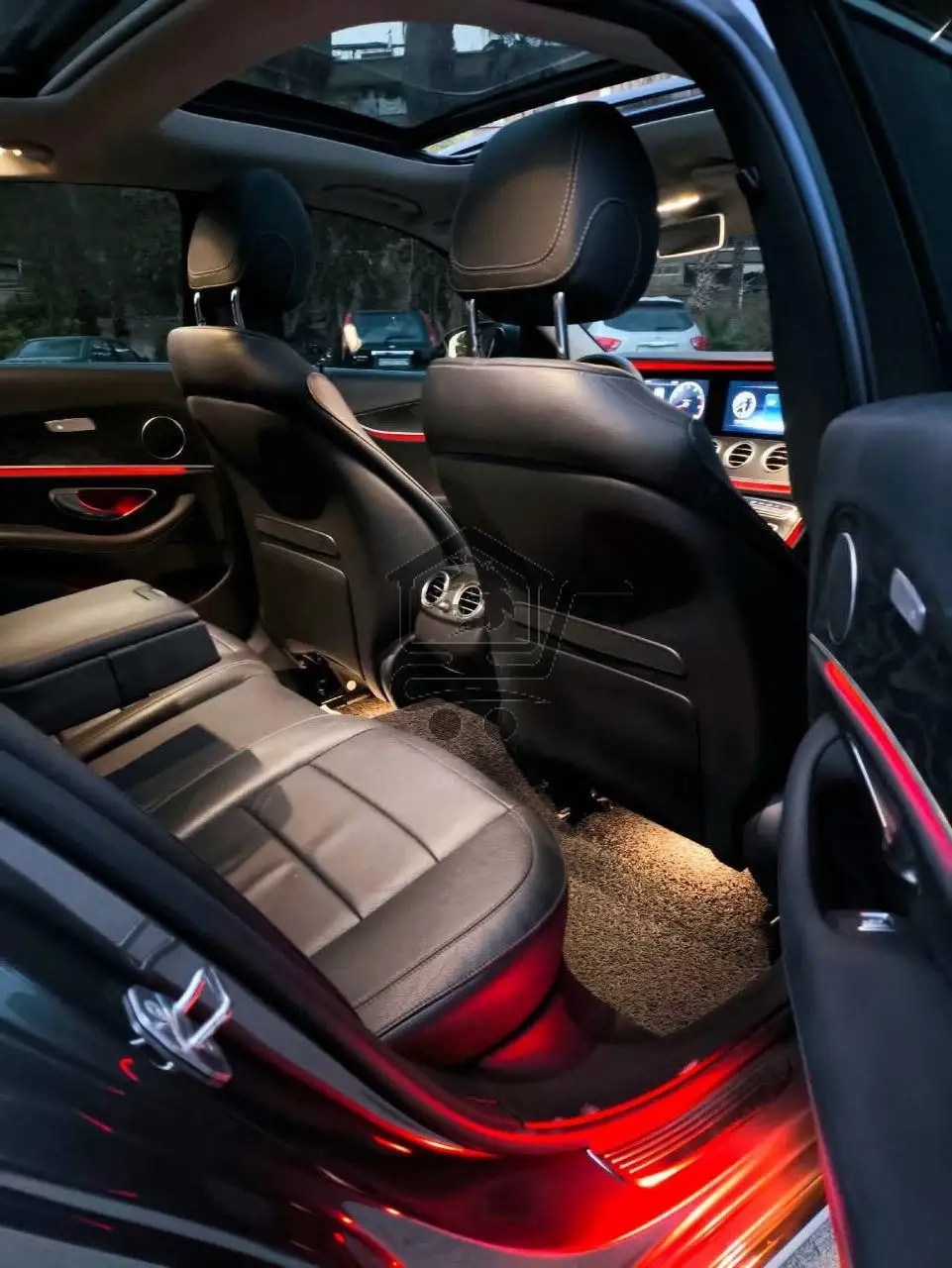 Mercedes-Benz E300 - الصورة 9