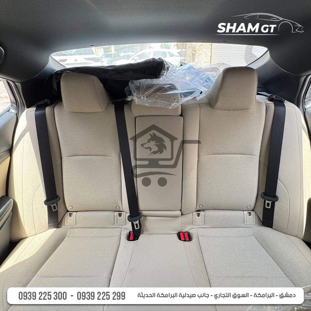 Toyota Camry Hybrid E - الصورة 10