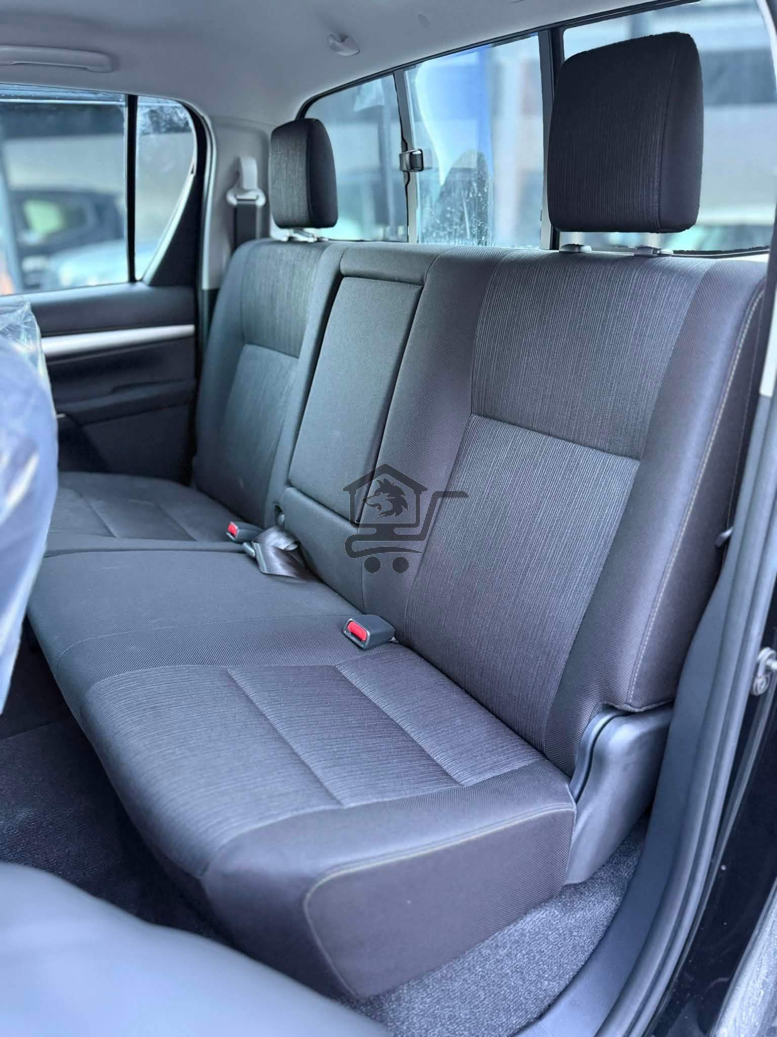 Toyota Hilux SR5 - الصورة 8