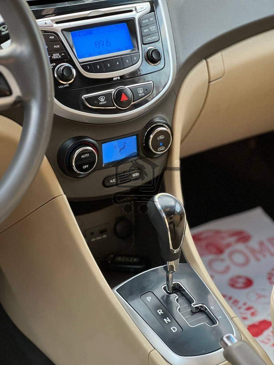 Hyundai Accent 2011 - الصورة 9