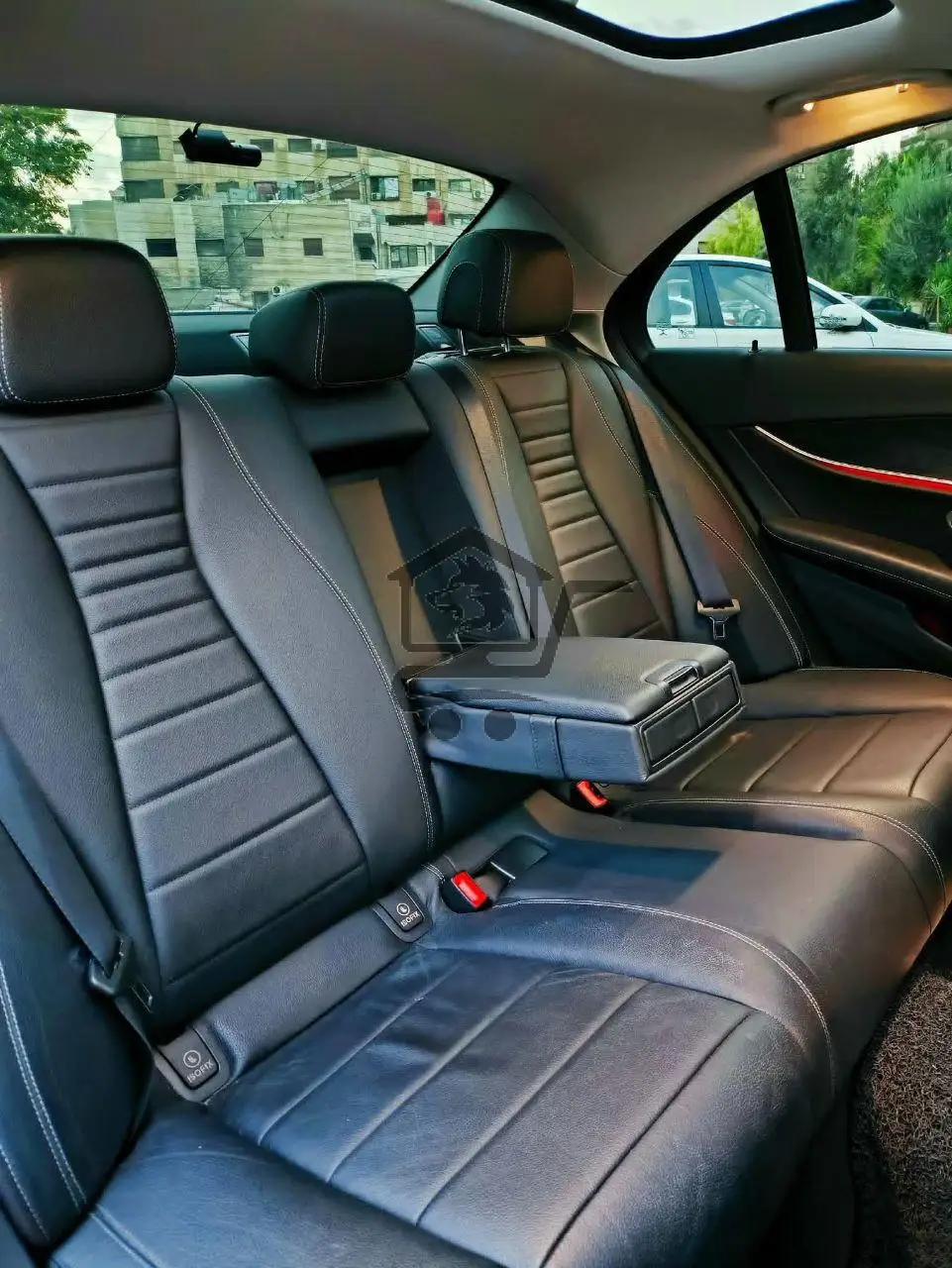 Mercedes-Benz E300 - الصورة 10