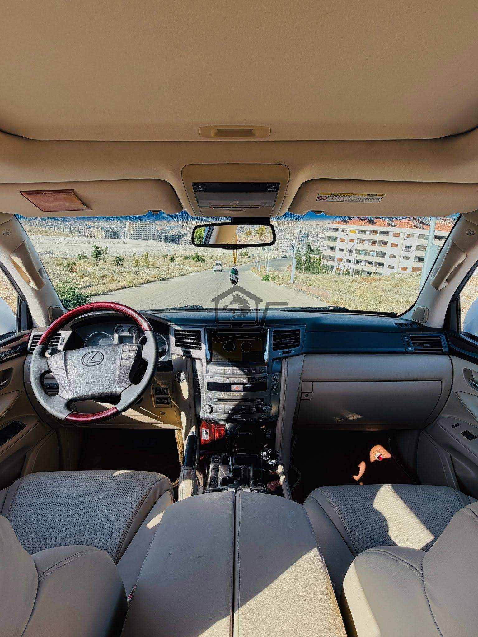 Lexus LX570 2011 - الصورة 6