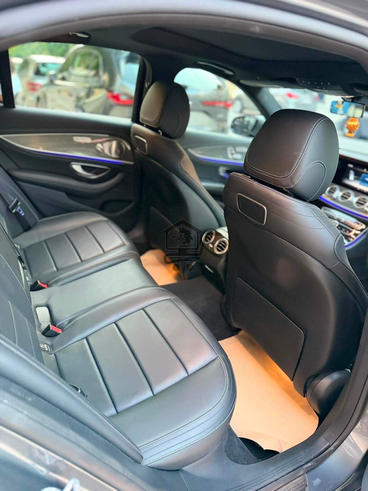 Mercedes-Benz E350 4Matic - الصورة 10