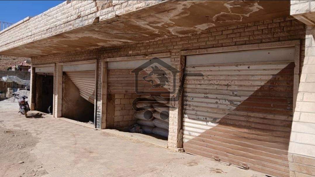 فيلا مع ثلاث محلات تجارية - الصورة 2