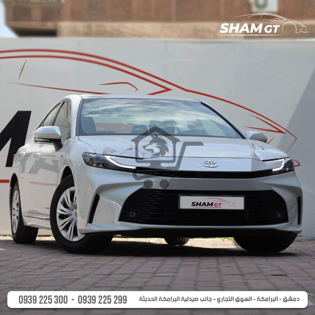 Toyota Camry Hybrid E - الصورة 1