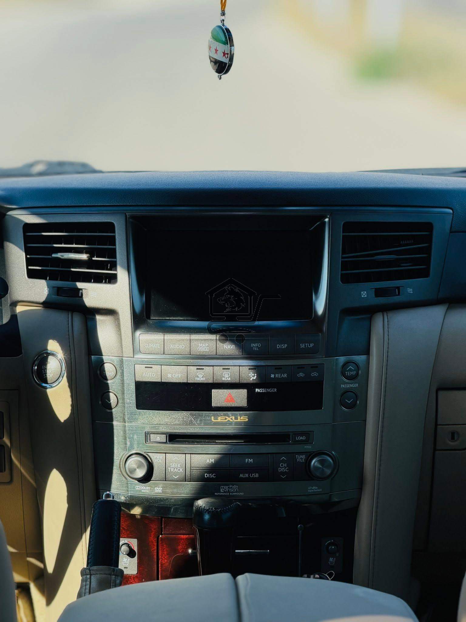 Lexus LX570 2011 - الصورة 8