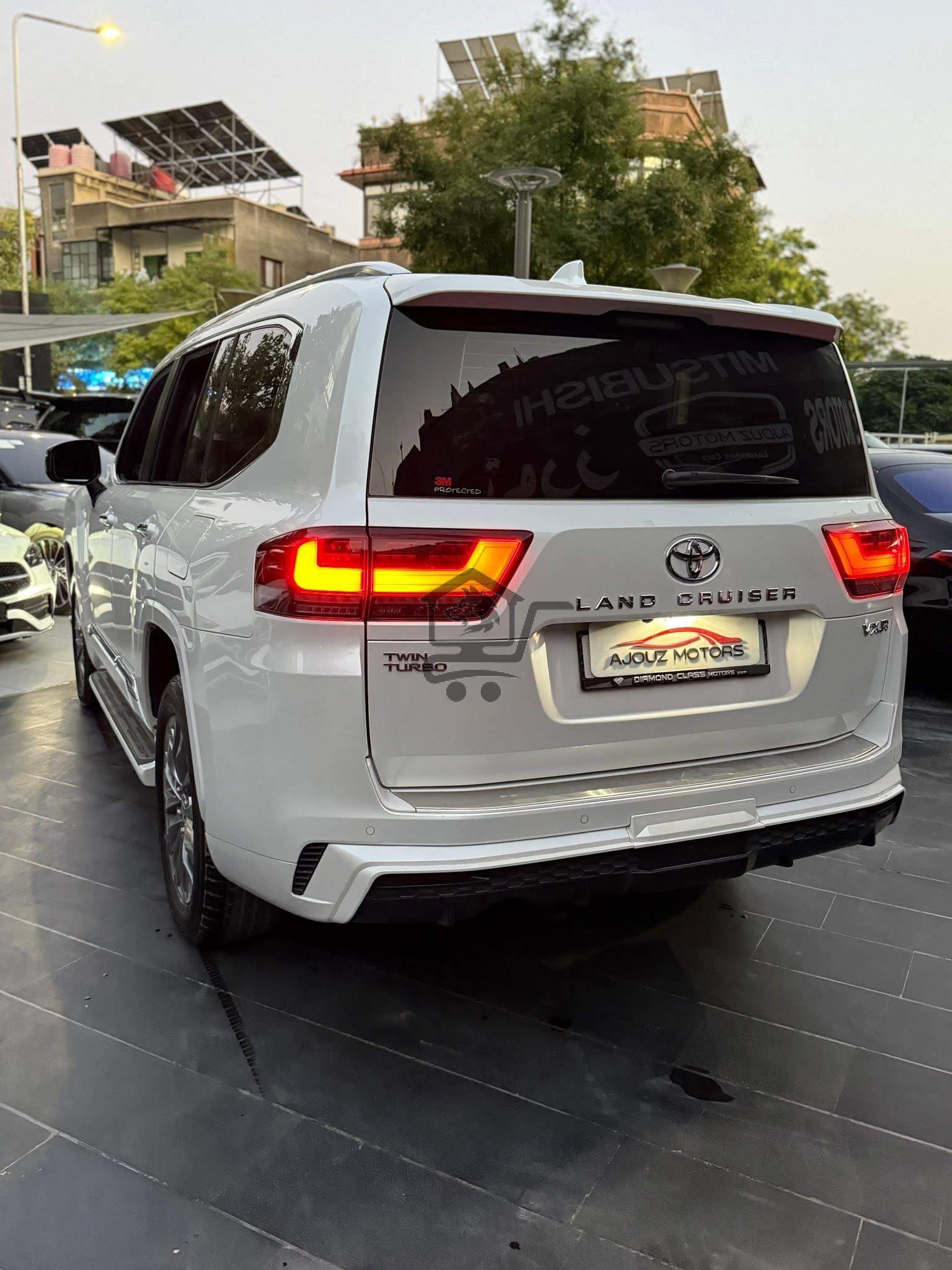 Toyota Land Cruiser VXR - الصورة 2