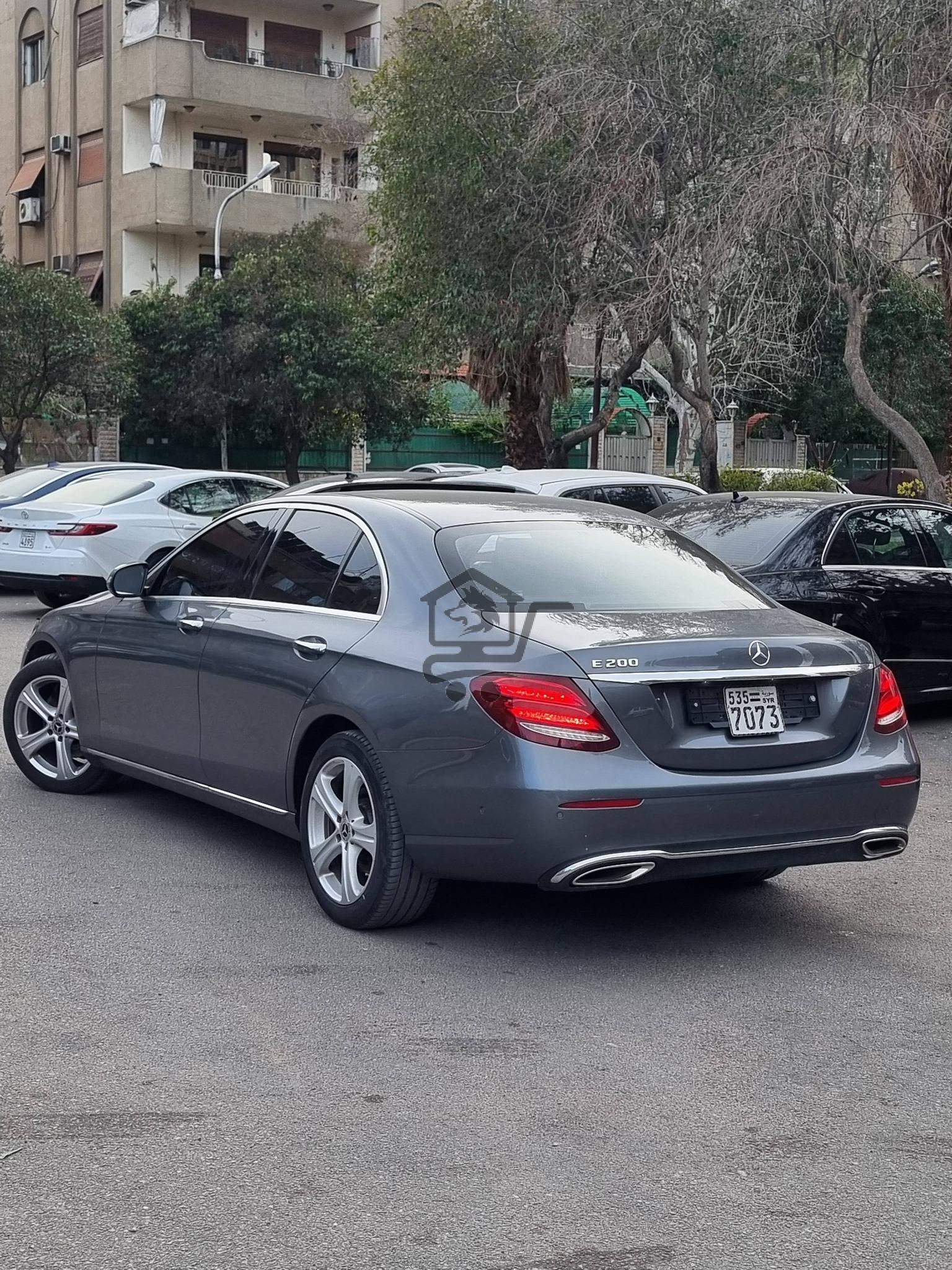 Mercedes-Benz E200 - الصورة 4