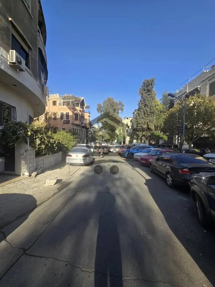 شقة مؤلفة من ثلاث غرف بموقع خدمي - الصورة 2