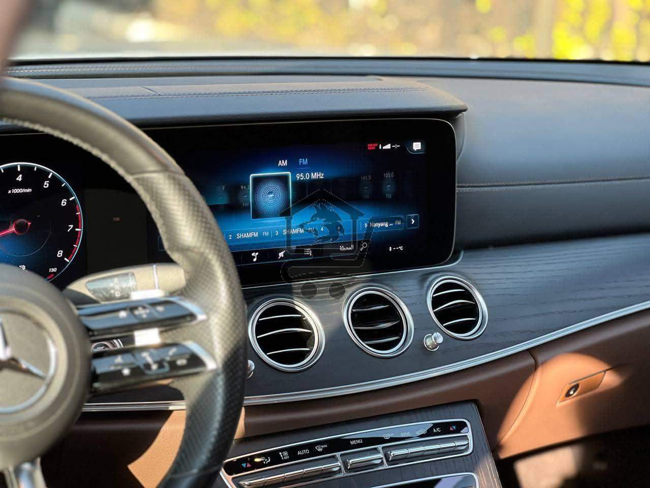 Mercedes-Benz E300 - الصورة 8