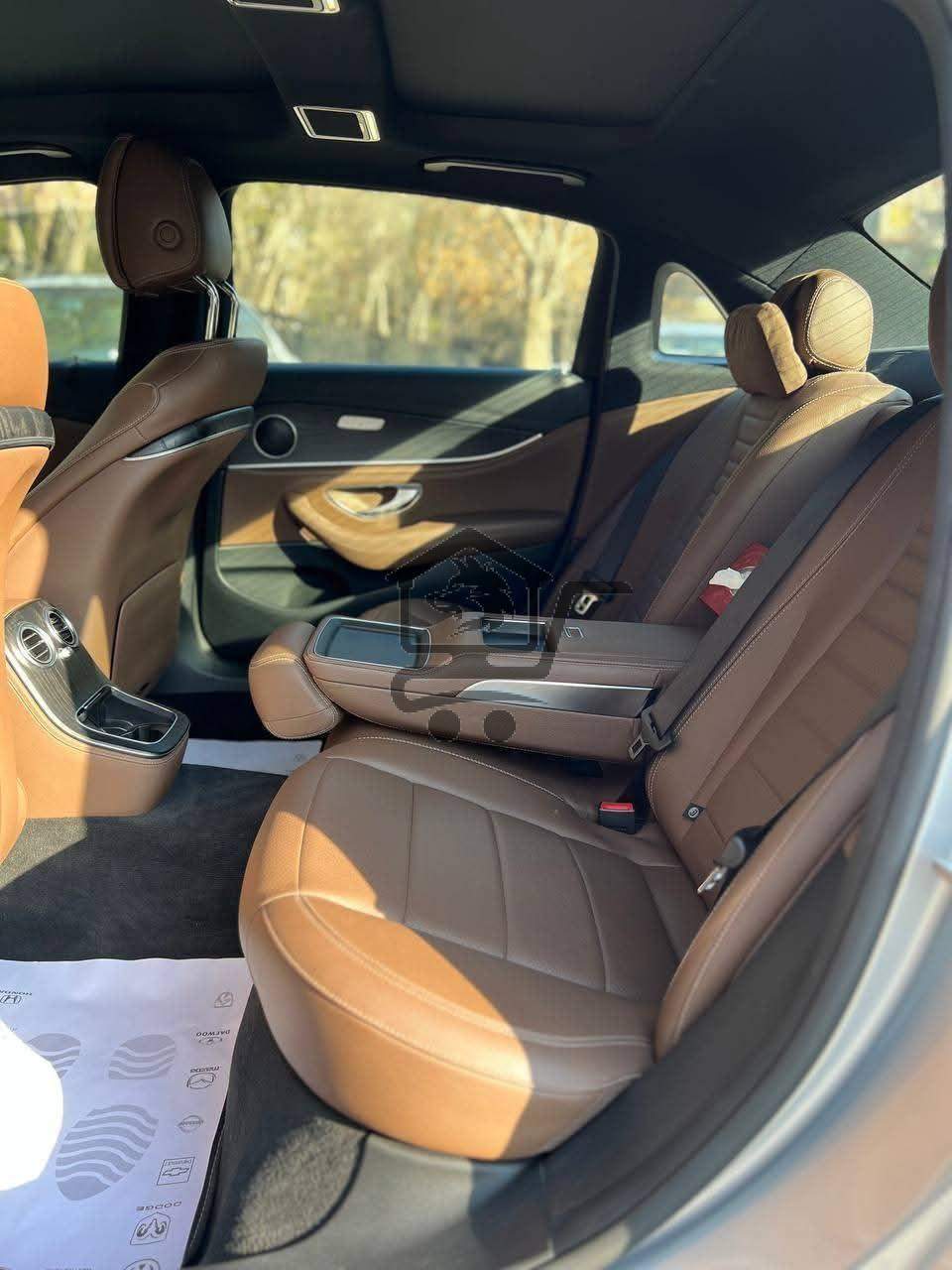 Mercedes-Benz E300 - الصورة 6