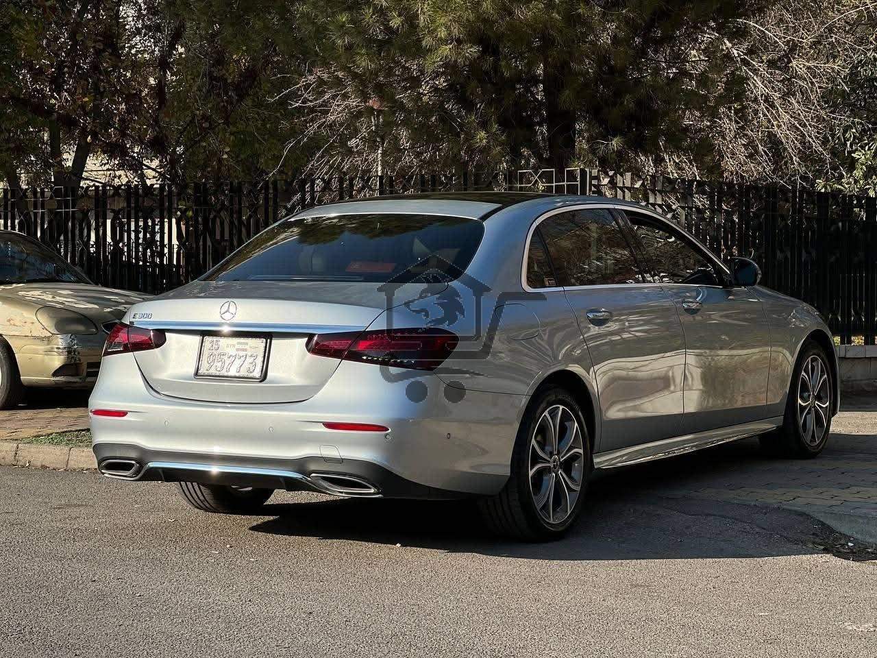 Mercedes-Benz E300 - الصورة 4